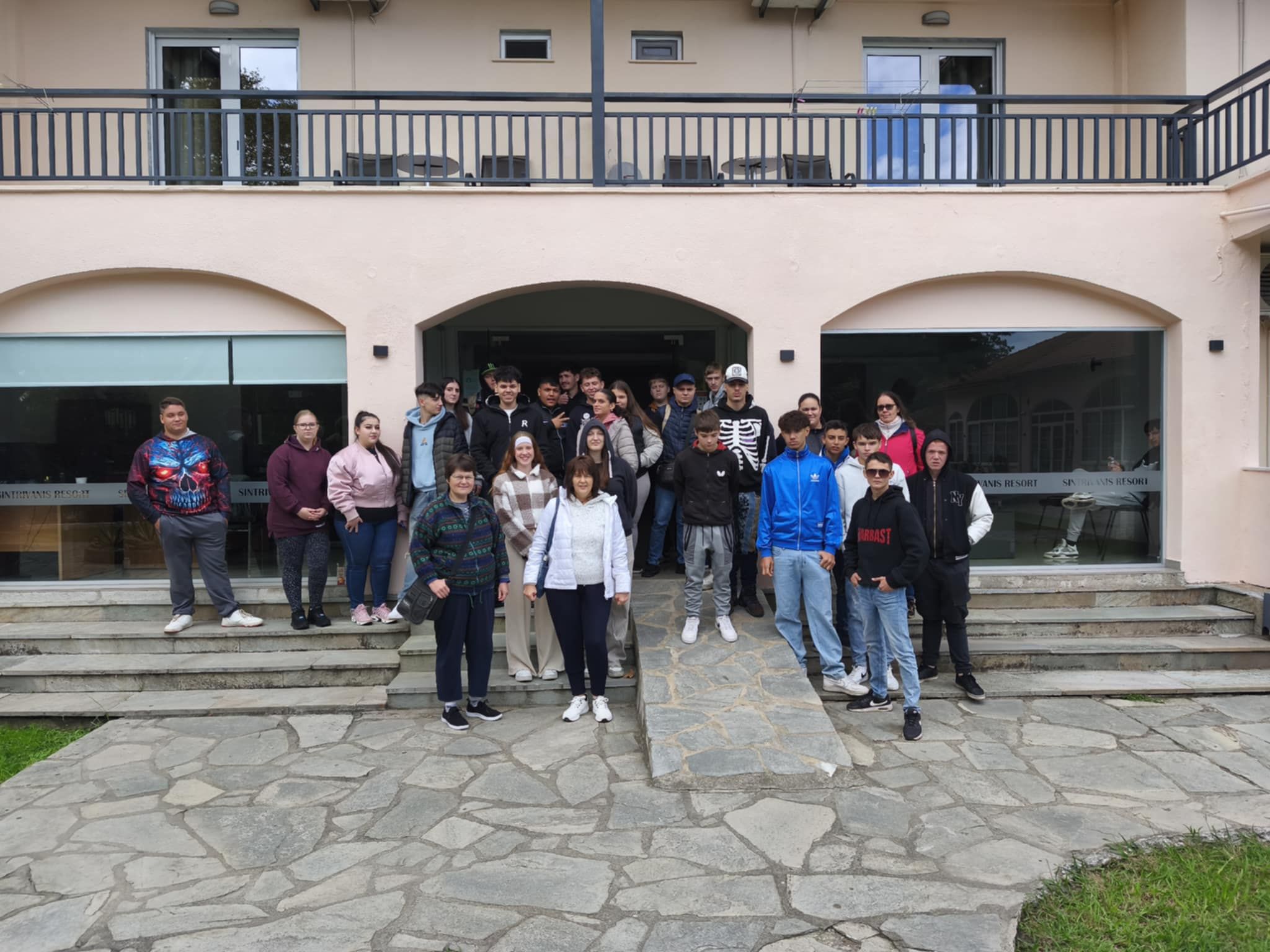 Hotel előtti csoportkép2.jpg